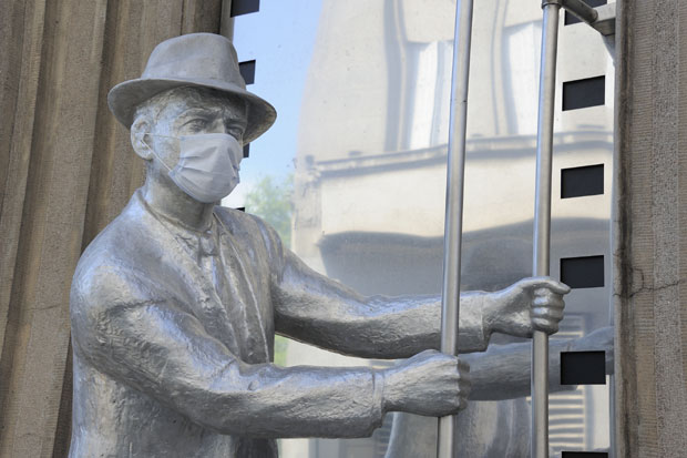 Градови широм света ставили маске на своје симболе: И Карл Малден у Београду под заштитном опремом (ФОТО)